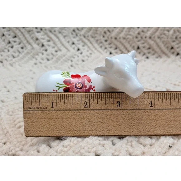 Vintage Style White Ceramic Cow Salt and Pepper Shakers Red Floral Farmhouse Set - Picture 6 of 6